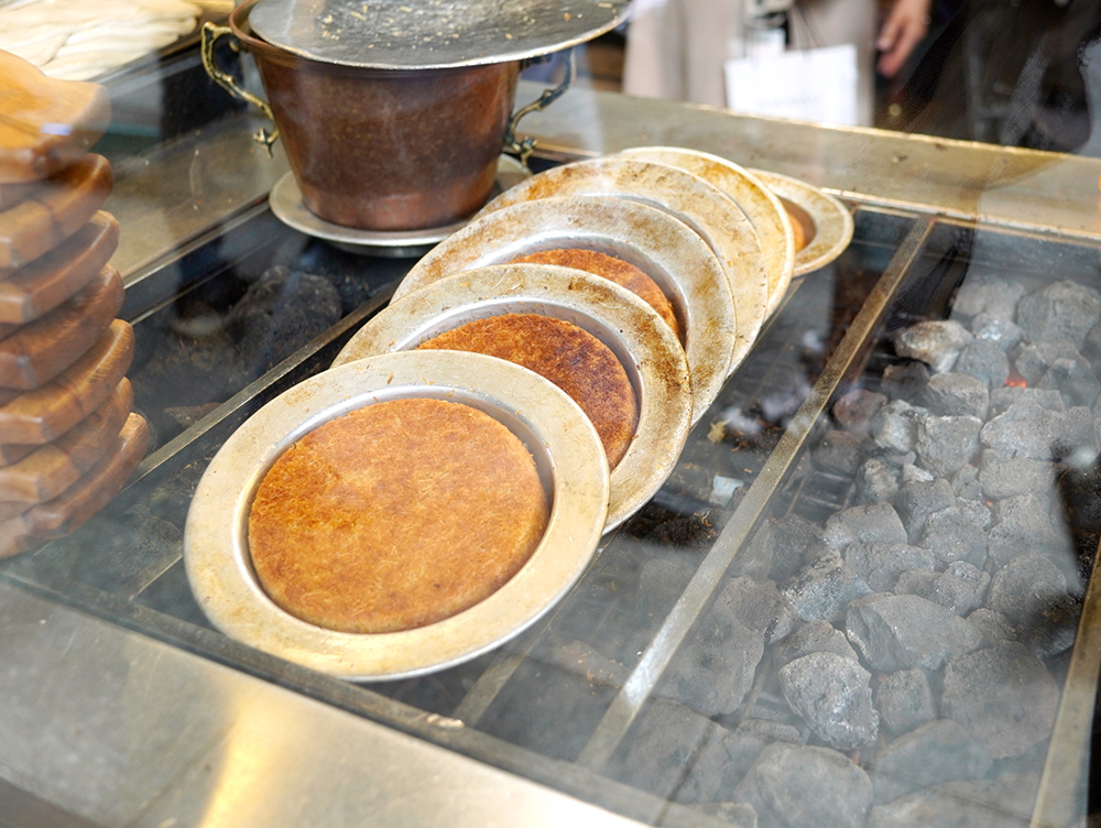 石の上でじっくりと焼き上げられるキュネフェ