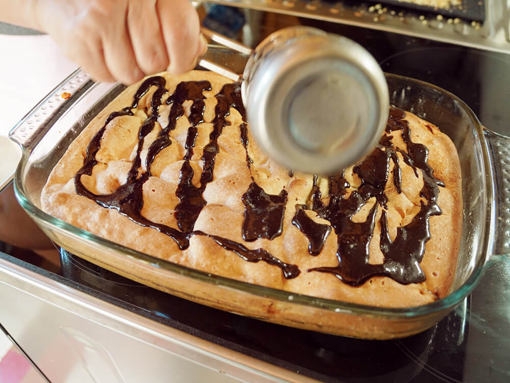 焼き上がったら、チョコレートをかけて